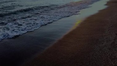 Dalgalar sahile çarpıyor. 