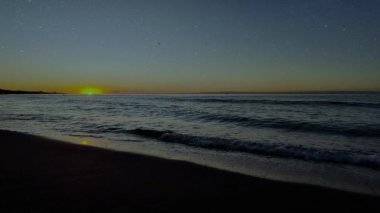 Dalgalar sahile çarpıyor. 