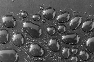 Siyah arkaplanda su damlaları