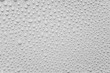 Su beyaz bir zemine düşer.