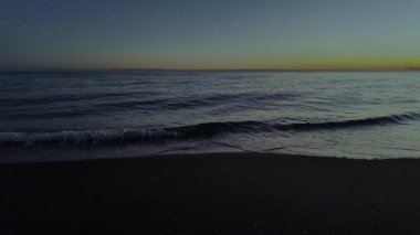 Gece gökyüzünde dağların manzaralı bir yıldız hareketi..