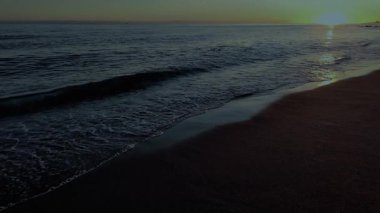 Gece gökyüzünde dağların manzaralı bir yıldız hareketi..