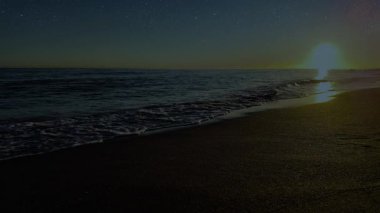 Gece gökyüzünde dağların manzaralı bir yıldız hareketi..