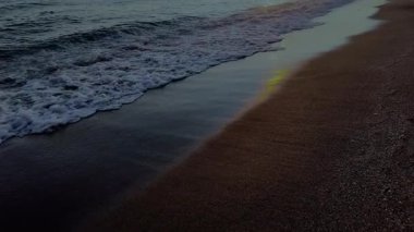 Dalgalar sahile çarpıyor. Yüksek kalite 4k görüntü