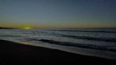 Dalgalar sahile çarpıyor. Yüksek kalite 4k görüntü