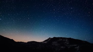 Yıldızlı ve aylı gece gökyüzü manzarası. Yüksek kalite 4k görüntü