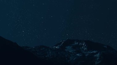 Yıldızlı ve aylı gece gökyüzü manzarası. Yüksek kalite 4k görüntü