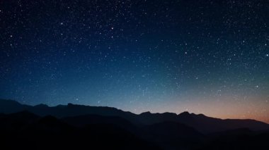 Yıldızlı ve aylı gece gökyüzü manzarası. Yüksek kalite 4k görüntü