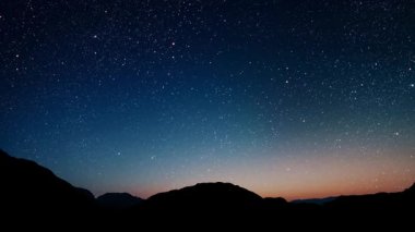 Yıldızlı ve aylı gece gökyüzü manzarası. Yüksek kalite 4k görüntü