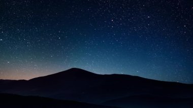 Yıldızlı ve aylı gece gökyüzü manzarası. Yüksek kalite 4k görüntü