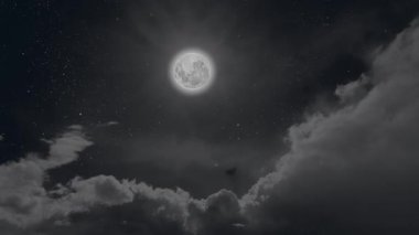 Gece gökyüzünde hareket eden bir ay Yıldızlar ve bulutlarla