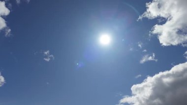 Gökyüzünde beyaz bulutlar uçuşuyor