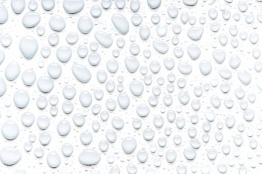 Beyaz güneşlikte su damlacıkları