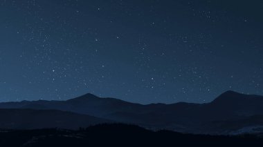 Gece gökyüzünde dağların manzaralı bir yıldız hareketi..
