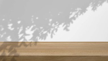 Ağaçların gölgesi yavaşça rüzgarda sallanıyor, beyaz bir arka planda, ahşap bir masa ile..