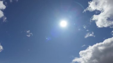 Gökyüzünde beyaz bulutlar uçuşuyor. Yüksek kalite 4k görüntü