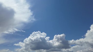 Gökyüzünde beyaz bulutlar uçuşuyor. Yüksek kalite 4k görüntü