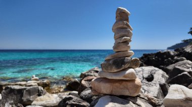 Deniz kıyısındaki dalgalar ağır çekimde