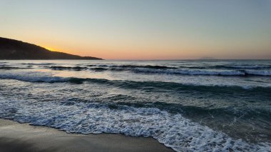 Gece gökyüzünde dağların manzaralı bir yıldız hareketi...