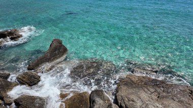 Deniz kıyısındaki dalgalar ağır çekimde