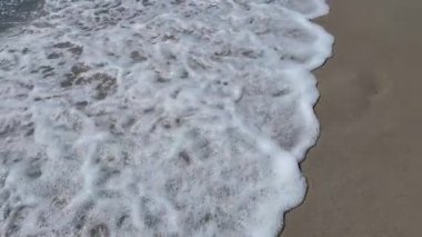 Deniz kıyısında dalgalar ağır çekimde