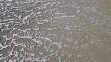 Deniz dalgalarının, gökyüzünün, dağların ve kumların havadan görünüşü.