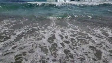 Deniz dalgalarının, gökyüzünün, dağların ve kumların havadan görünüşü.