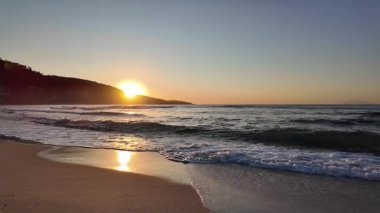 Deniz dalgalarının, gökyüzünün, dağların ve kumların havadan görünüşü.