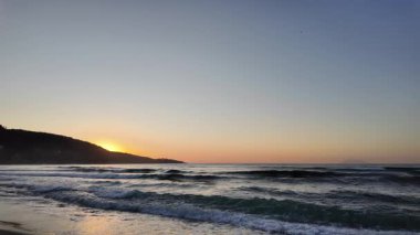 Deniz dalgalarının, gökyüzünün, dağların ve kumların havadan görünüşü.