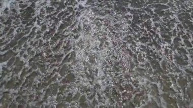 Deniz dalgalarının, gökyüzünün, dağların ve kumların havadan görünüşü.