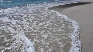 Deniz dalgalarının, gökyüzünün, dağların ve kumların havadan görünüşü.