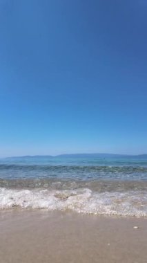 Deniz dalgalarının, gökyüzünün, dağların ve kumların havadan görünüşü.