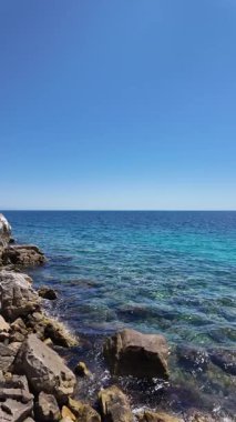 Deniz dalgalarının, gökyüzünün, dağların ve kumların havadan görünüşü.