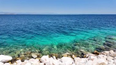 Deniz dalgalarının, gökyüzünün, dağların ve kumların havadan görünüşü.