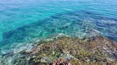 Deniz dalgalarının, gökyüzünün, dağların ve kumların havadan görünüşü.