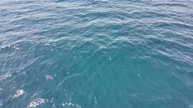 Deniz dalgalarının, gökyüzünün, dağların ve kumların havadan görünüşü.