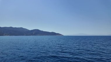 Deniz dalgalarının, gökyüzünün, dağların ve kumların havadan görünüşü.