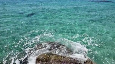 Deniz dalgalarının, gökyüzünün, dağların ve kumların havadan görünüşü.