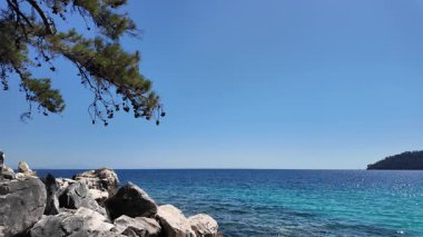 Deniz dalgalarının, gökyüzünün, dağların ve kumların havadan görünüşü.