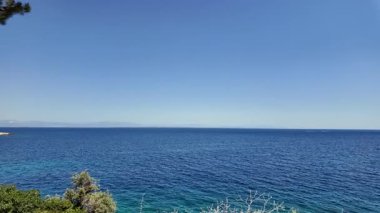 Deniz dalgalarının, gökyüzünün, dağların ve kumların havadan görünüşü.