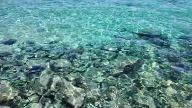 Deniz dalgalarının, gökyüzünün, dağların ve kumların havadan görünüşü.