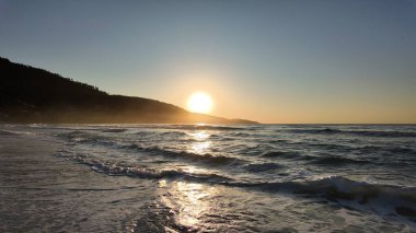 Gece gökyüzünde dağların manzaralı bir yıldız hareketi...
