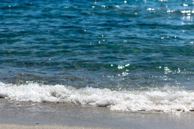 Deniz kıyısında dalgalar ağır çekimde