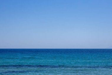 Deniz kıyısında dalgalar ağır çekimde