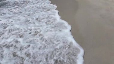 Deniz kıyısında dalgalar ağır çekimde