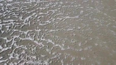 Deniz kıyısında dalgalar ağır çekimde