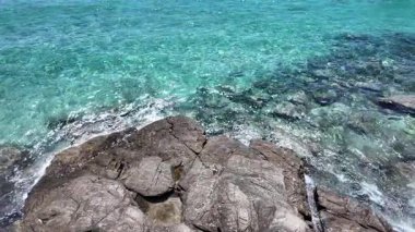 Sahilde gün doğumu sakin ve dalgalı