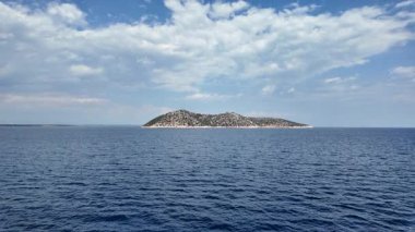 Sahilde gün doğumu sakin ve dalgalı