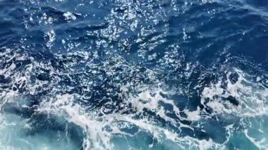 Deniz dalgaları, sahil ve uzak dağların havadan görünüşü.