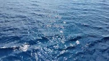 Deniz dalgaları, sahil ve uzak dağların havadan görünüşü.